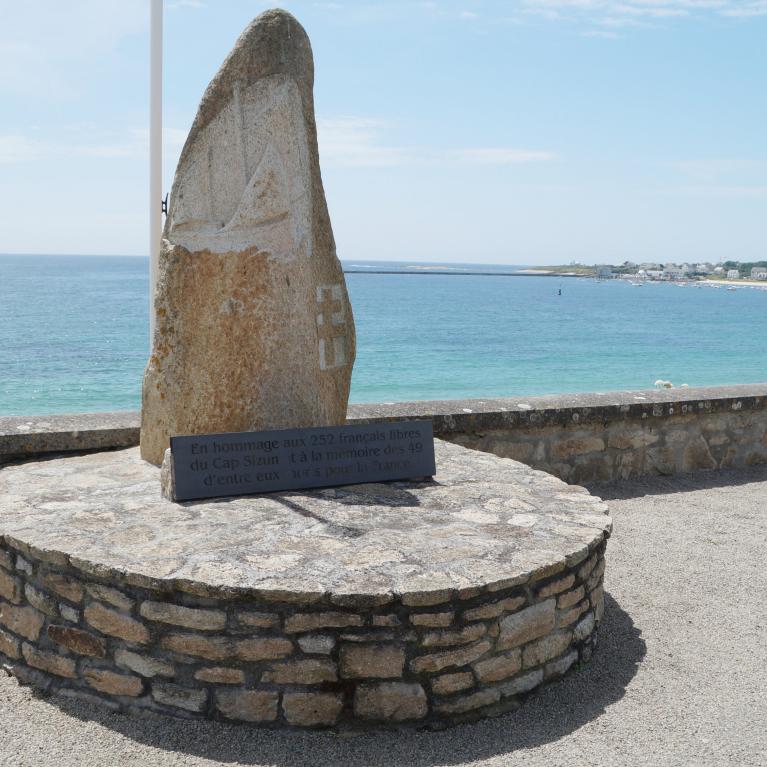 Monument en hommage aux 252 français libres du cap Sizun et aux 42 d’entre-eux morts pour la France