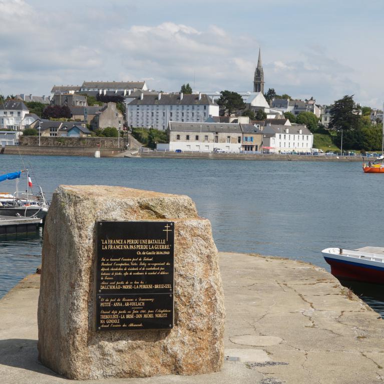 Stèle à la mémoire des combattants partis de ce port sur des bateaux de pêche
