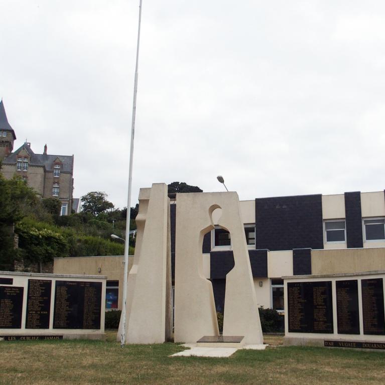  Monument aux Morts au Port Rhu - Boulevard Camille Réaud