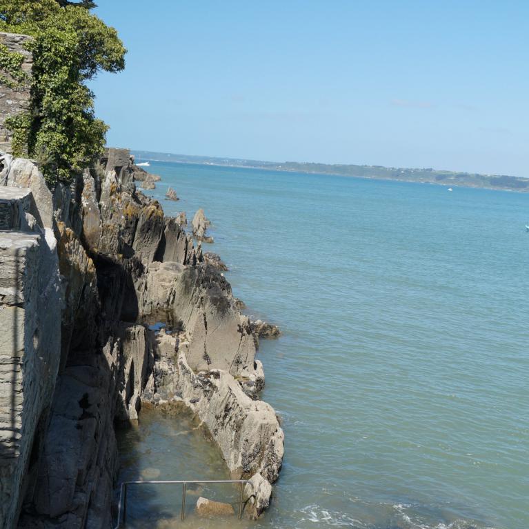 Falaises, partie est, au nord du port