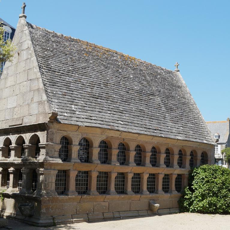 L'ossuaire dans l'enclos paroissial