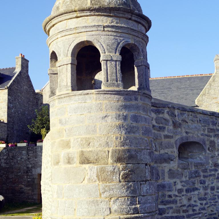 La poivrière, échauguette sur corbeaux, vestige du rempart sur la mer