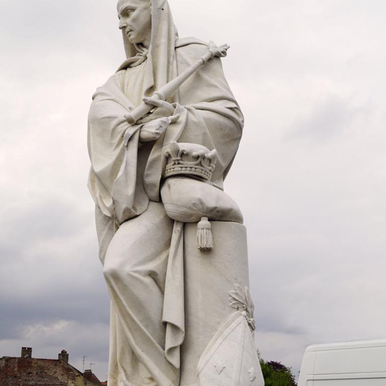 Statue de l'abbé Suger