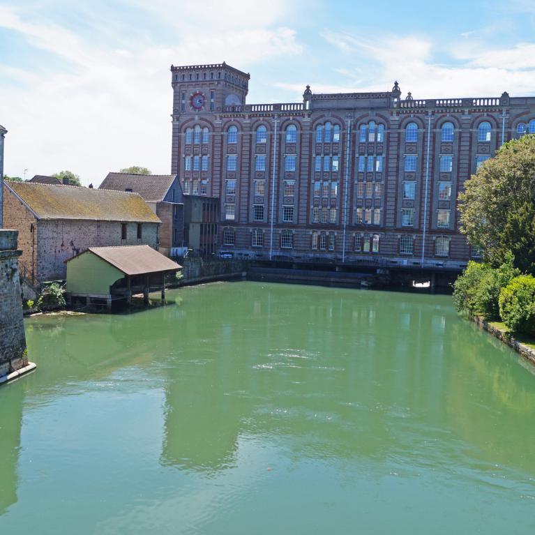 Moulins Sassot barrant la Seine