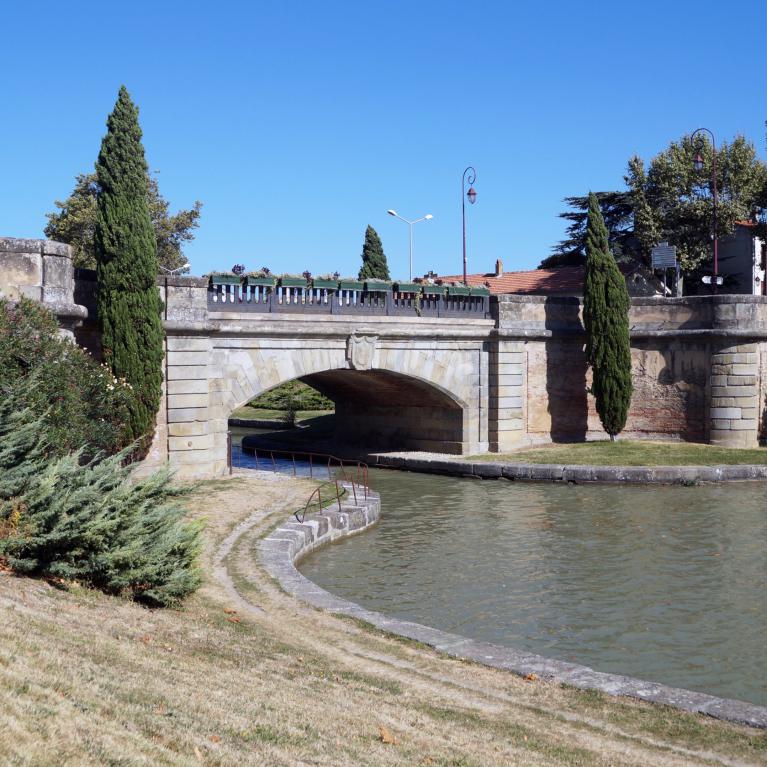Pont sur le canal