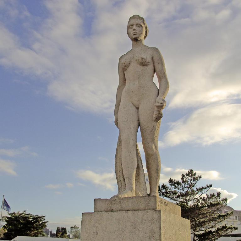 Statue Femme allant à la nage nue