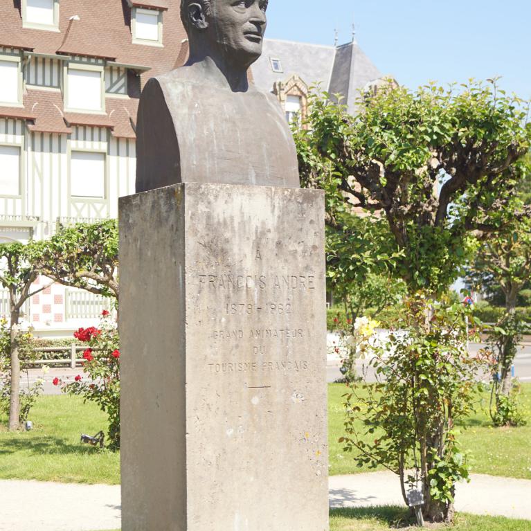 Statue François André