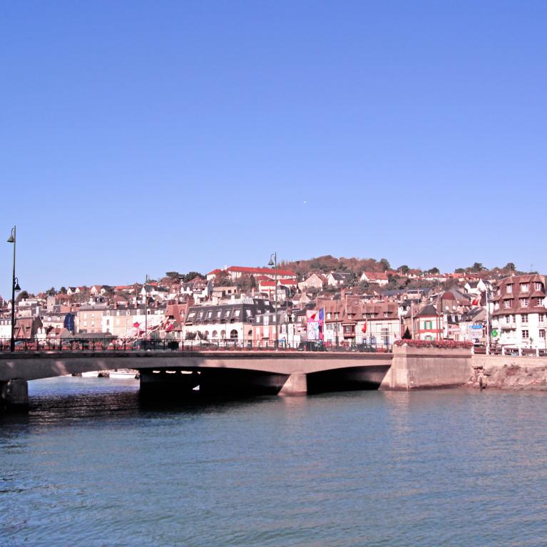 Pont entre Trouville et Deauville