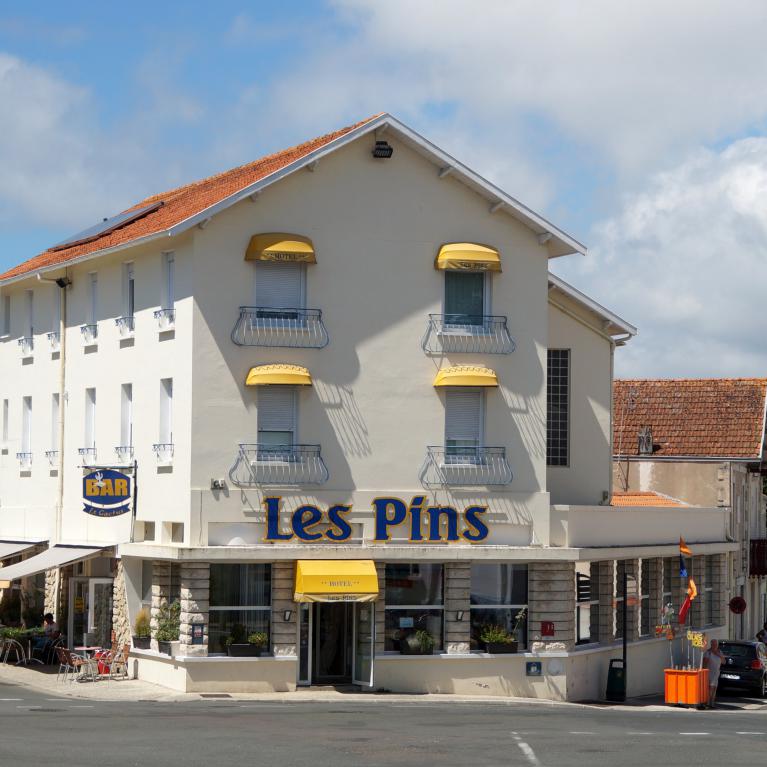 Hôtel Restaurant Bar Les Pins