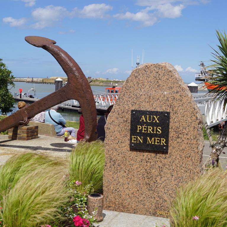Stèle aux Péris en Mer