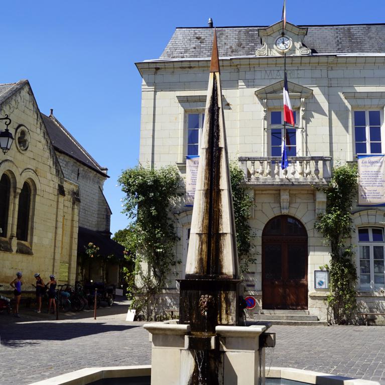 Fontaine, place des Plantagenets