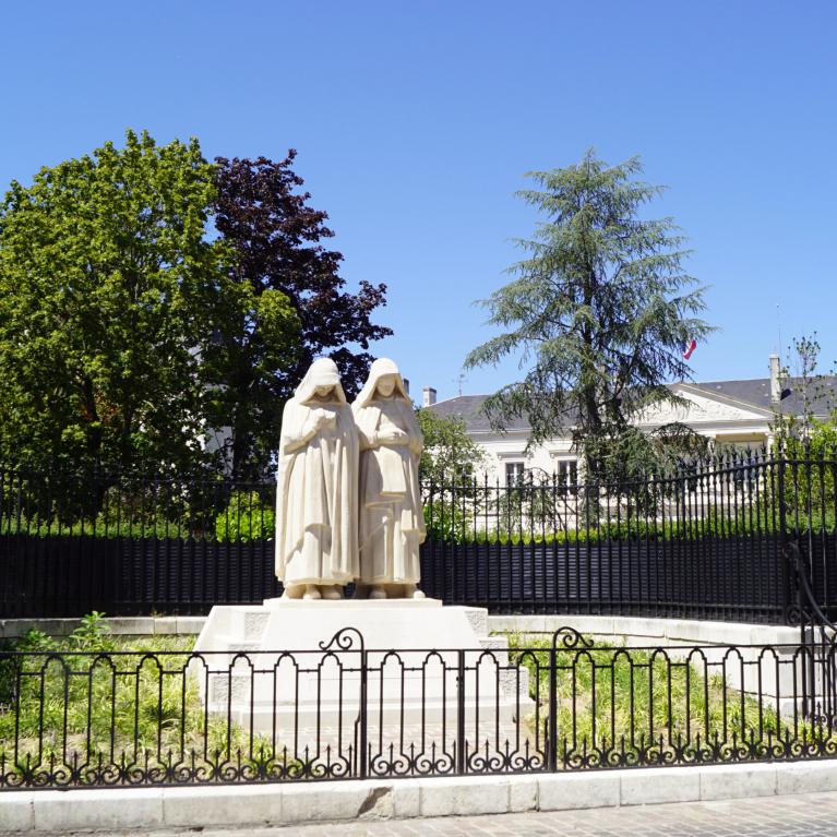 Monument aux morts Les Pleureuses