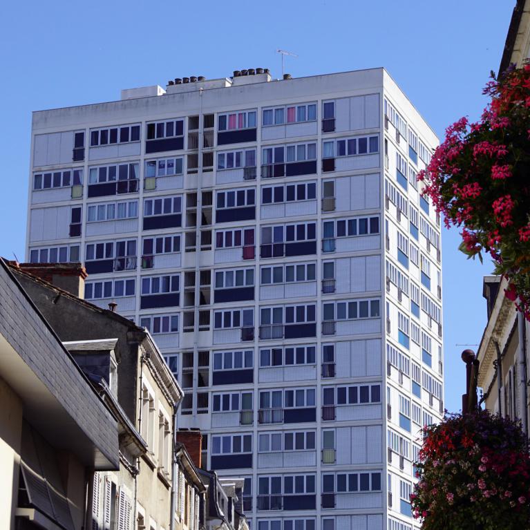 Tour, rue Victor Hugo