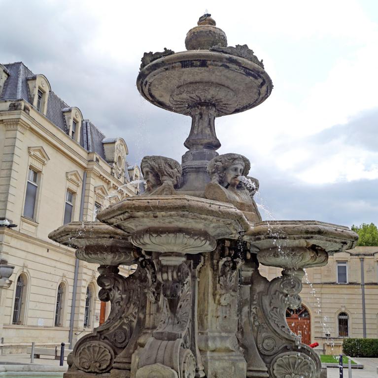 Fontaine - place de la mairie