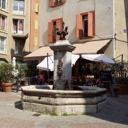 Fontaine, place Puits-du-Cheval