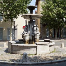 Fontaine des Dauphins