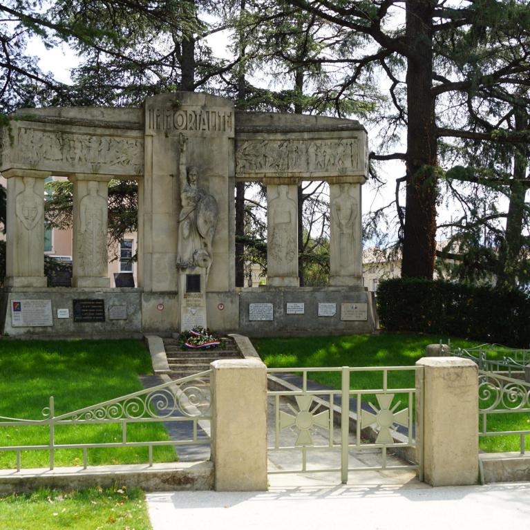 Monument aux Morts de la place du Champ de Mars