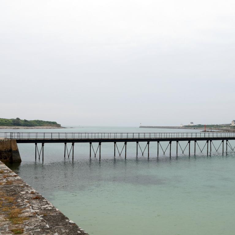 Passerelle des Capucins et le chemin de halage