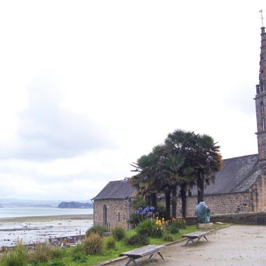 Église Notre-Dame et entrée du cimetière marin