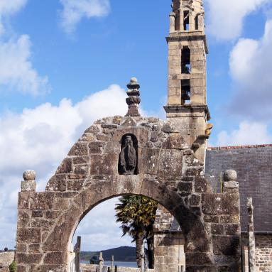 Église Notre-Dame et entrée du cimetière marin
