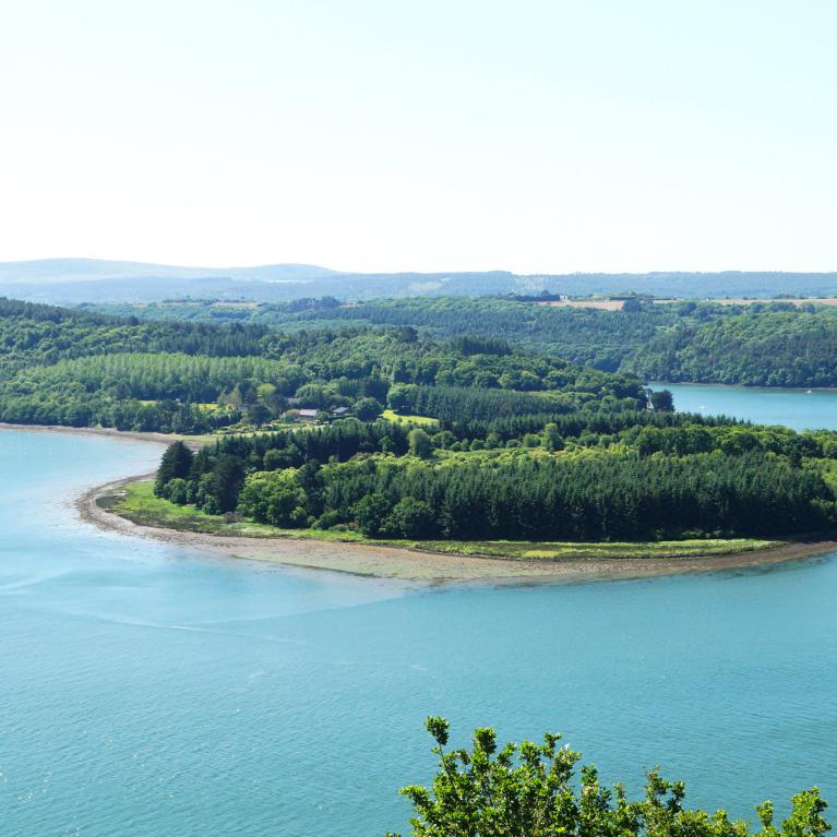 Belvédère Rosnoen, vue sur Trégarvan et le Ménez Hom