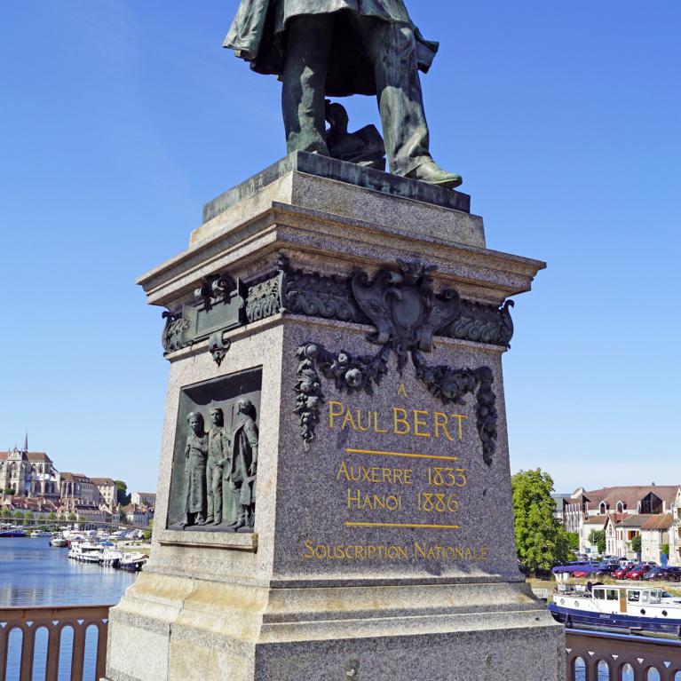 Statue Paul Bert
