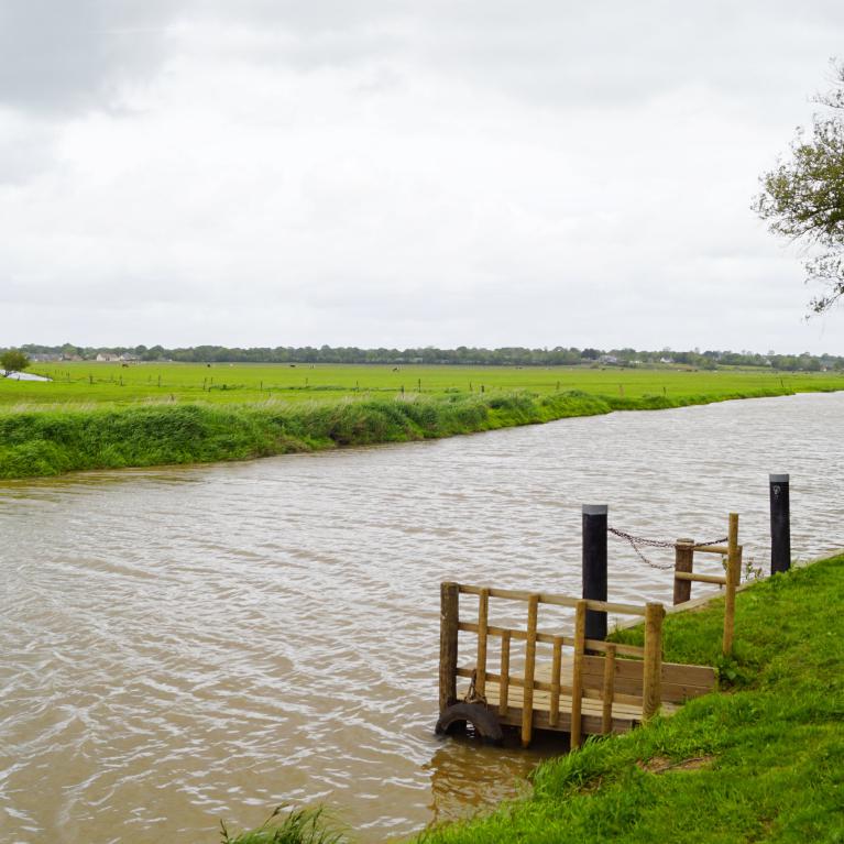 Ponton de pêche sur la Douve