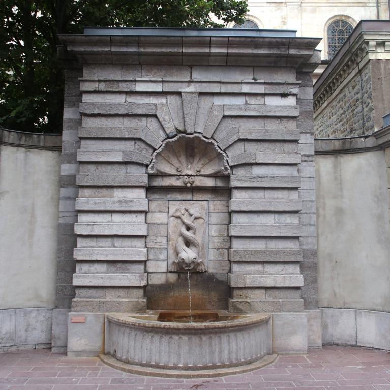 Fontaine aux Dauphins - Fontaine de la basilique Notre-Dame