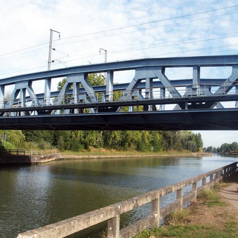 Pont ferroviaire de Malhove sur le canal de Neufossé