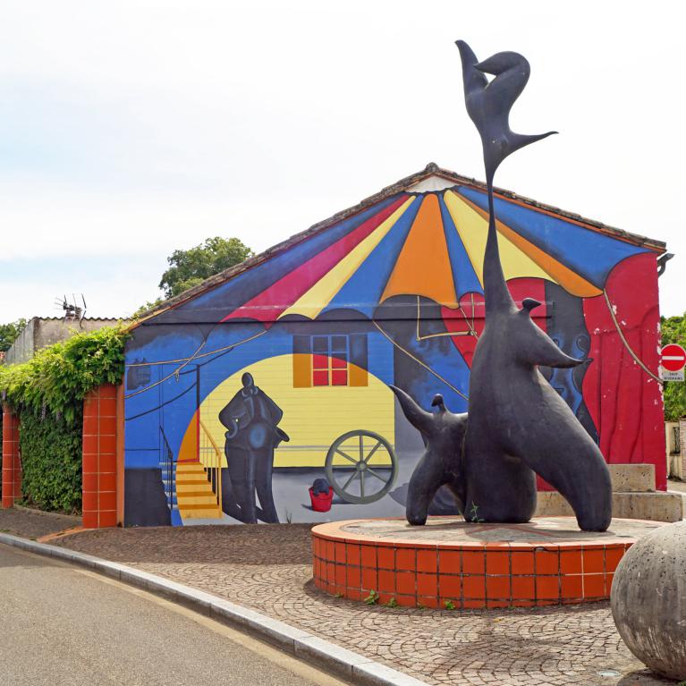 Fresque et statue, Le Cirque